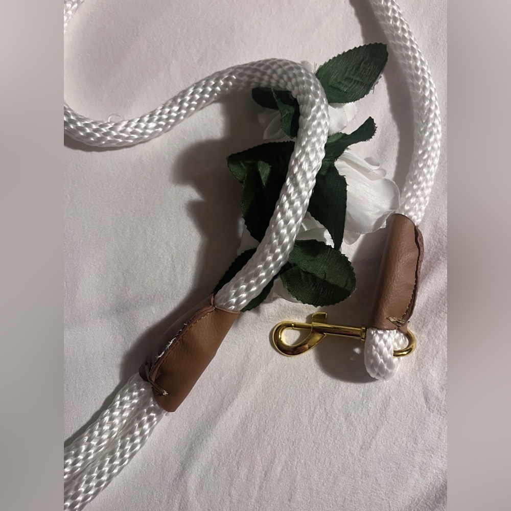 Elegant White Rope Leash Accessory with Gold Accent - Picture 5 of 7